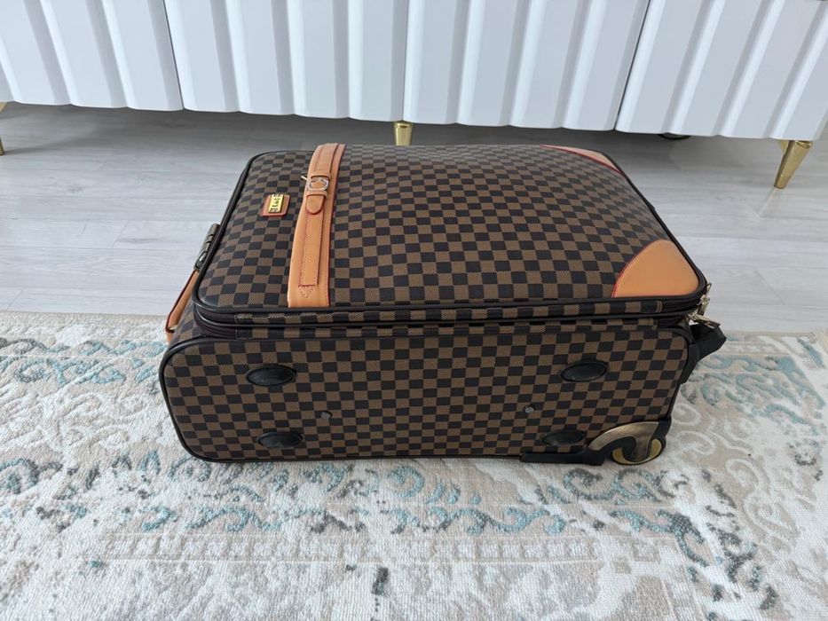 Продам средний чемодан