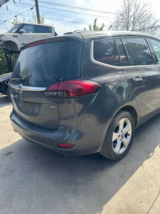 Dezmembrez Opel Zafira C an 2012 2.0 diesel cutie automata