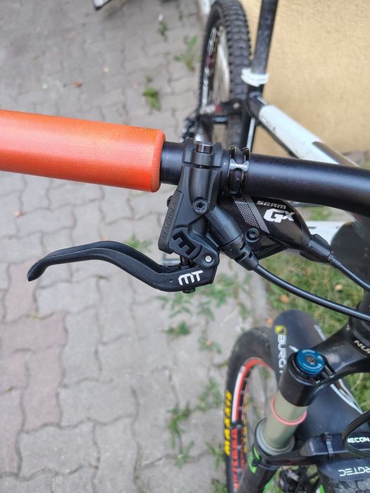 Vând dirt  jumper