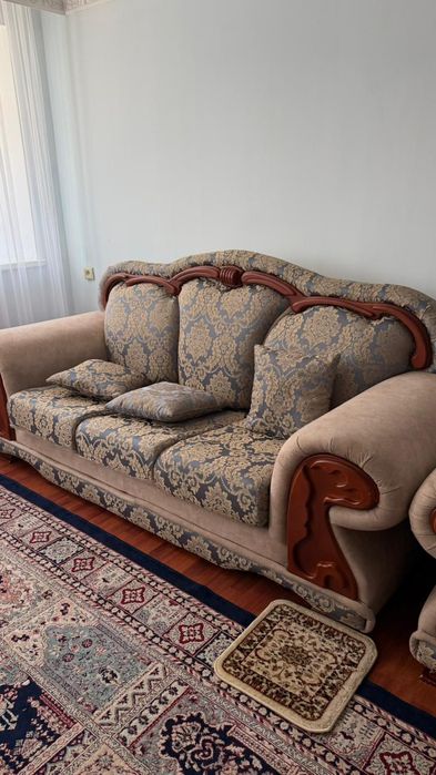 Диван и стол со стульями.