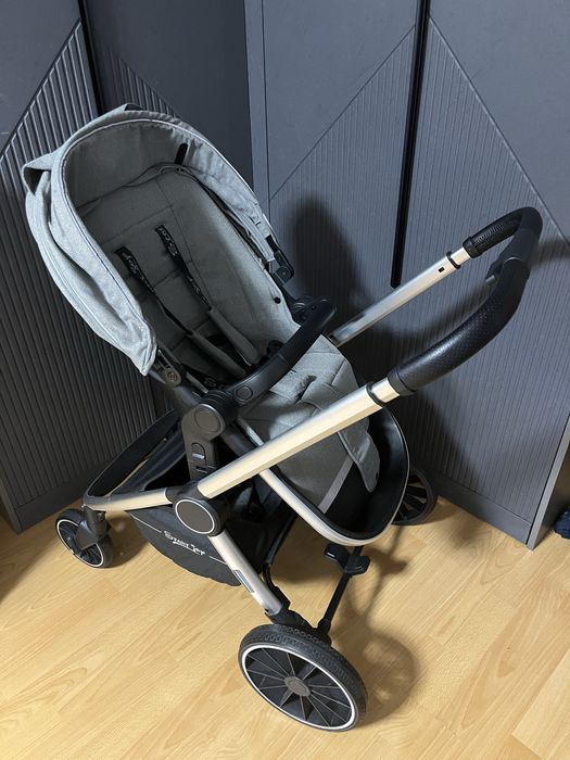 Продам универсальную коляску 3в1