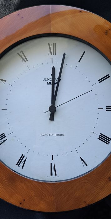 Vând ceas de perete vintage marca Junghans Mega, fabricat în Germania.