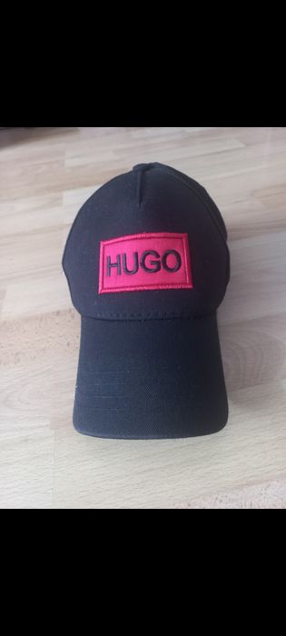 Vînd șapca Hugo .