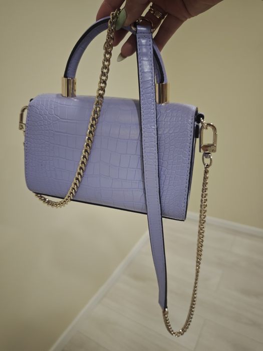 Дамска чанта в бледо лилаво Guess
