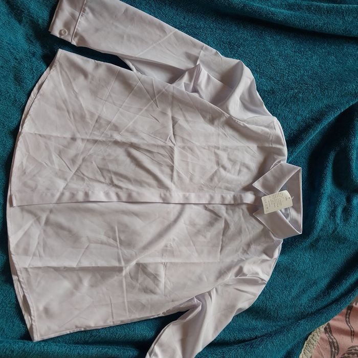 Рубашки белая и черная