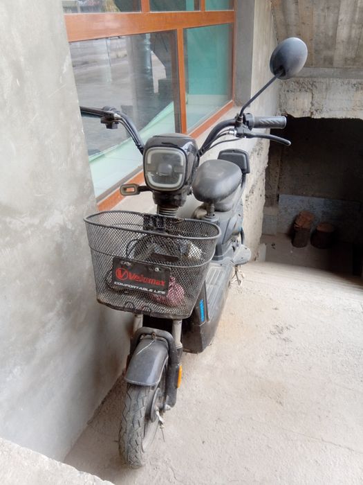 Skuter sotiladi aybi kanoti singan  akumlyatorini ugirlashgan