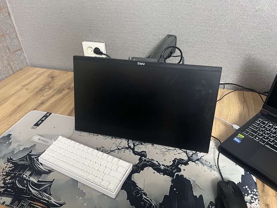 Монитор кранштейном вместе