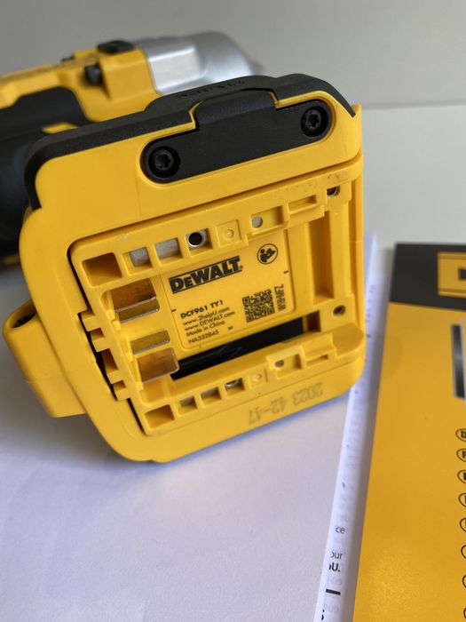 Акумулаторен ударен гайковерт DeWALT DCF961N, 18 V, 2372 Nm