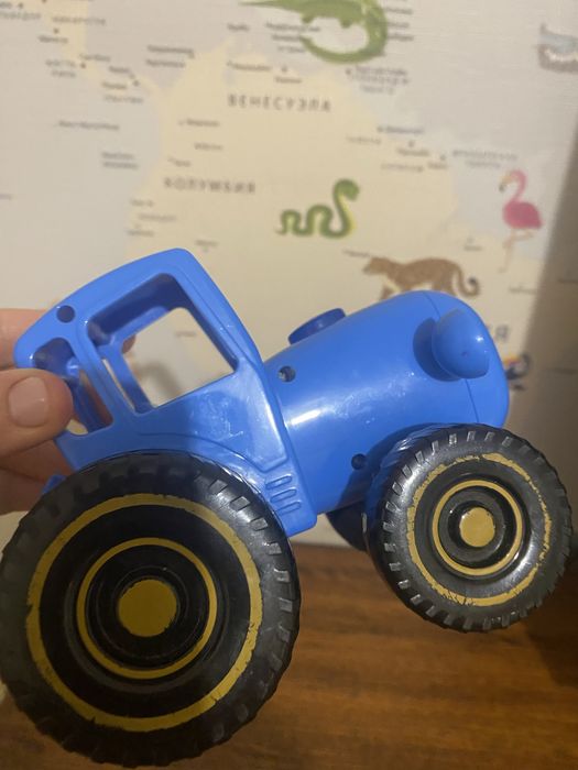 Синий трактор игрушка