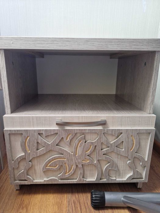 Продаётся стильная кровать с ортопедическим матрасом и тумбочками