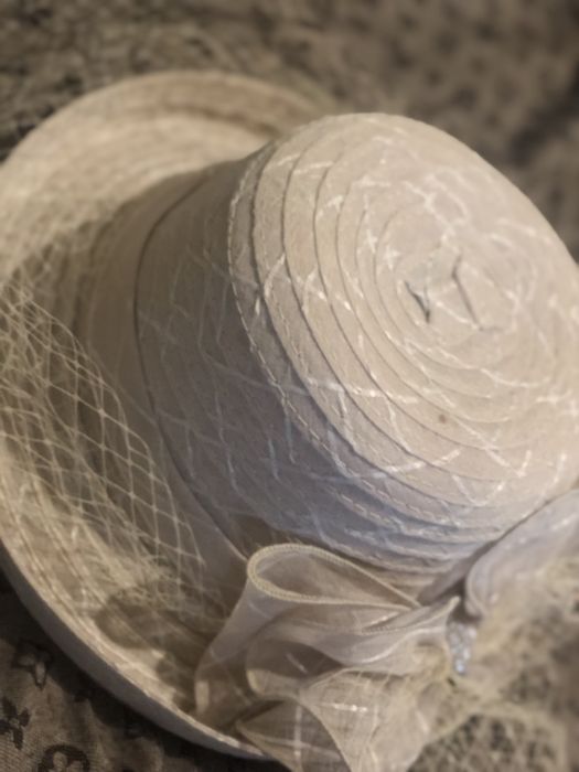 Дамска шапка с панделка и воалетка