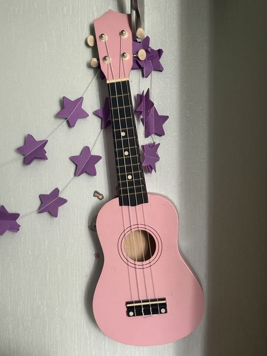 Укулеле розового цвета
