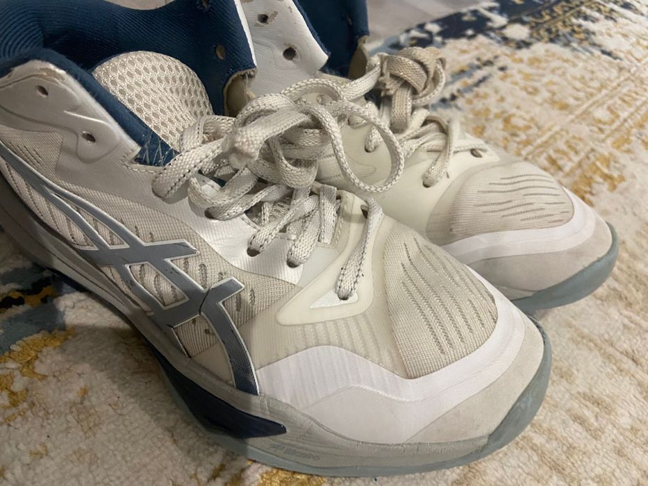 Продам крассовки асикс