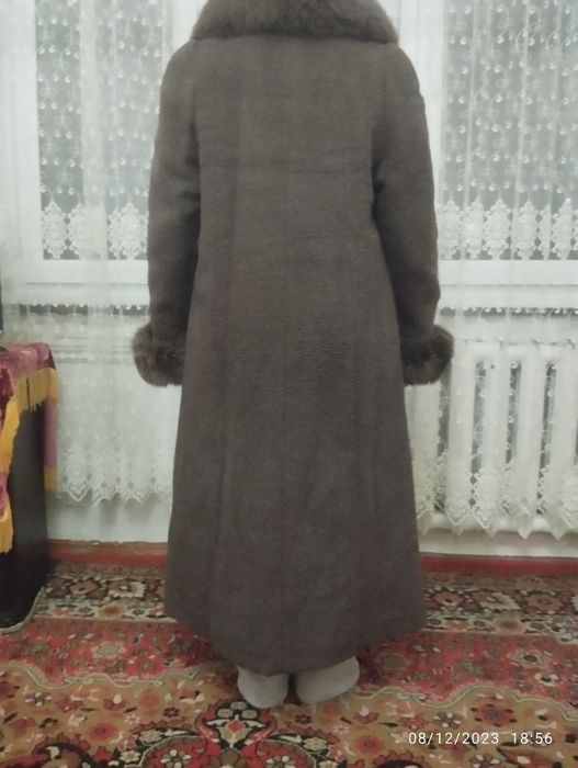 Ayollar paltosi sotiladi