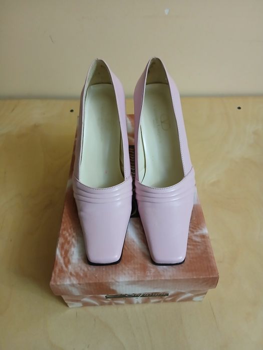 Продам женские туфли