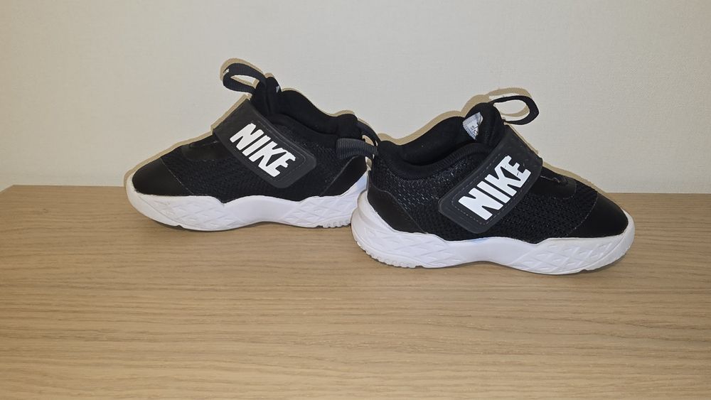 Nike team hustle d детски маратонки номер 25