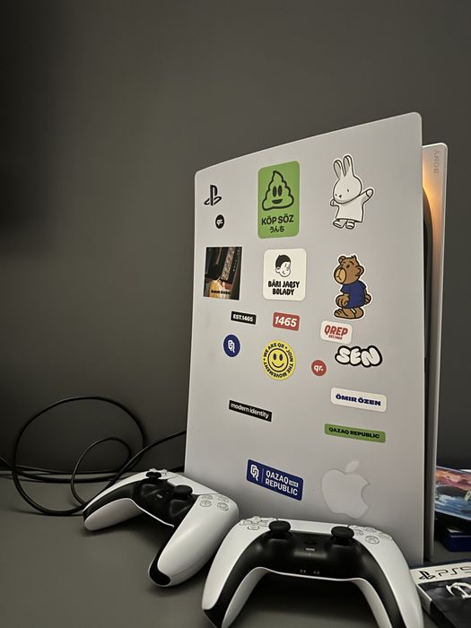 Срочно !!!  Ps 5 идеальное состояние , рядом 2 джостика а так же игры