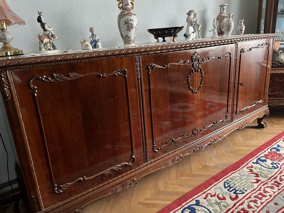 Mobila dining, sculptată manual