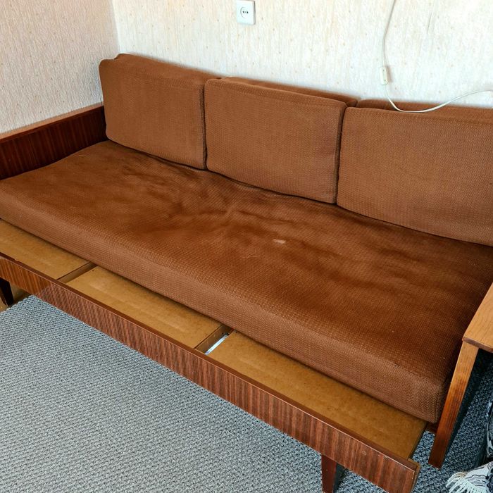 Диван деревянный