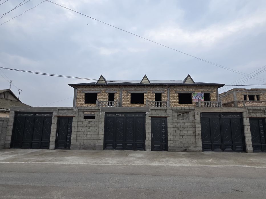 Gulistonning markazida 2 etajli uylar sotiladi.