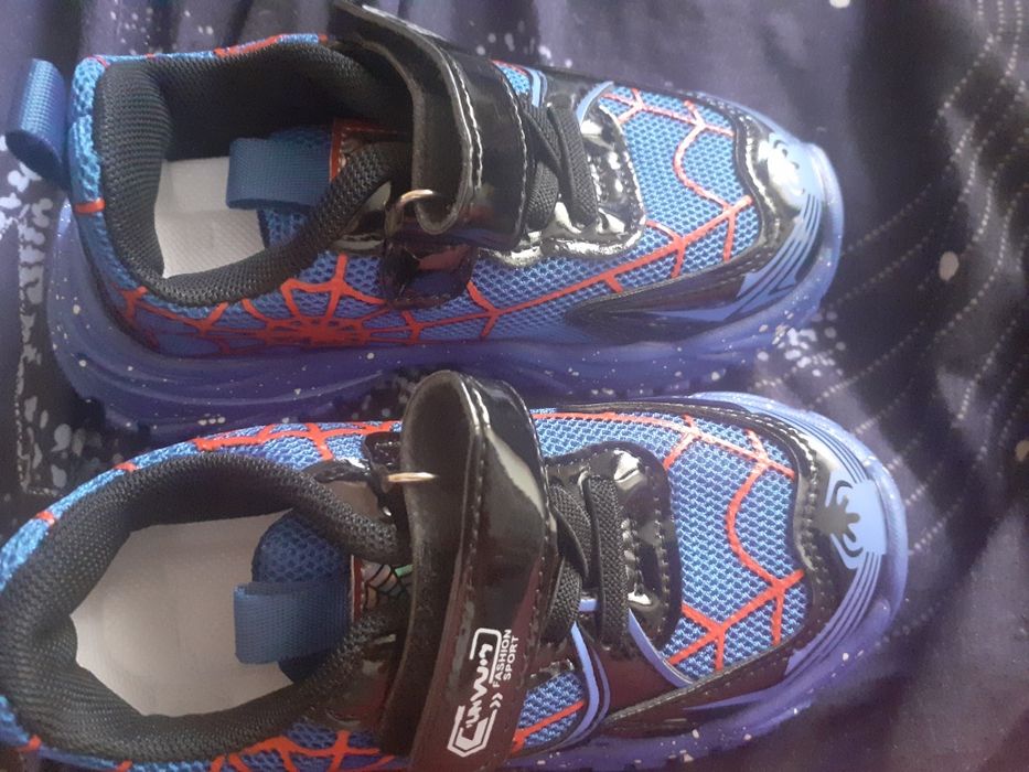 Adidasi de băiat de culoare albastru