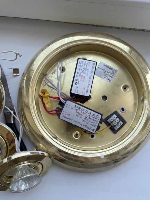 лампы и люстра