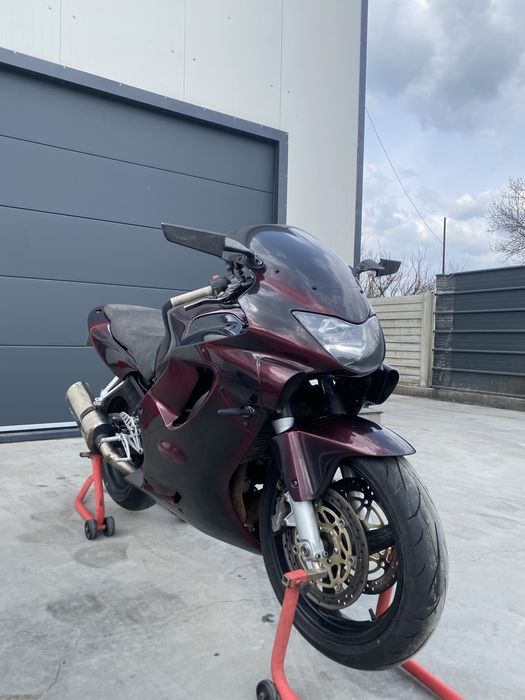 Vând honda cbr f4