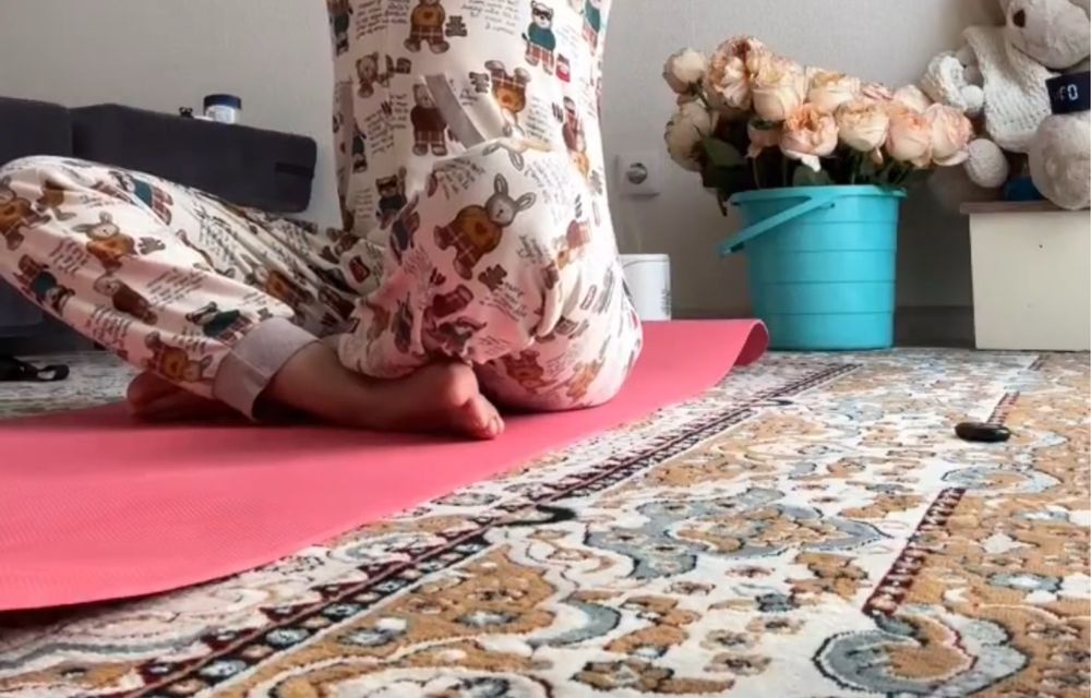 Вещи, коврик для йоги, куртка, штатив