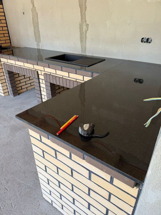 Executăm lucrări premium din piatră naturală și quartz compozit, la comandă