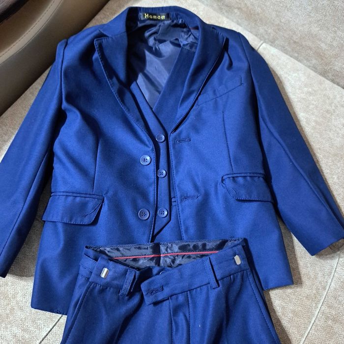 Продам школьный костюм