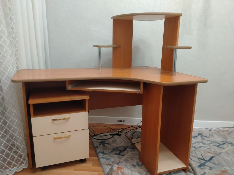 Продам компьютерный стол