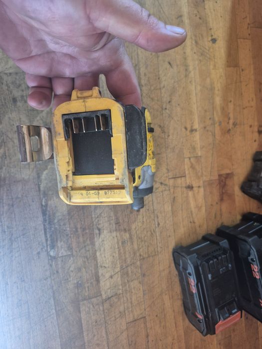 Filetanta cu impact DEWALT DCF 885 18V
