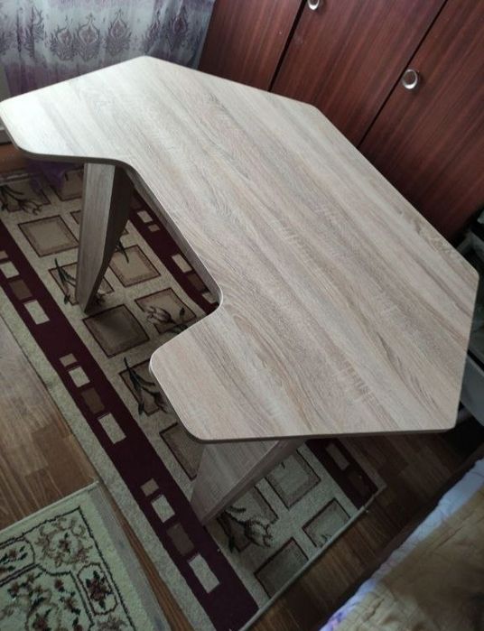 Компьютерный и школьный стол. Новый.