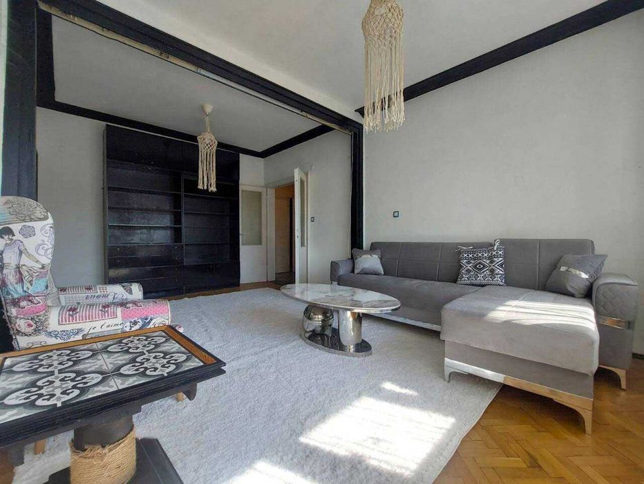 Дава се под наем Тристаен апартамент в София, Център - 83 кв.м за 700 € - Снимка #1