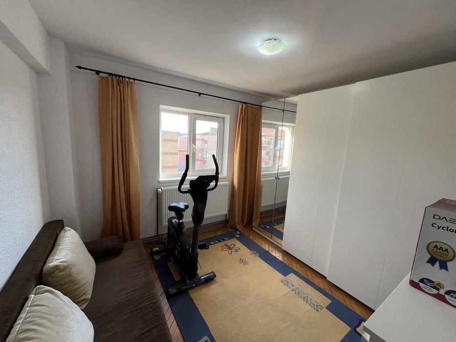 Apartament cu 3 Camere, Decomandat, Boxă la subsol, Zona Mercur-Cetate