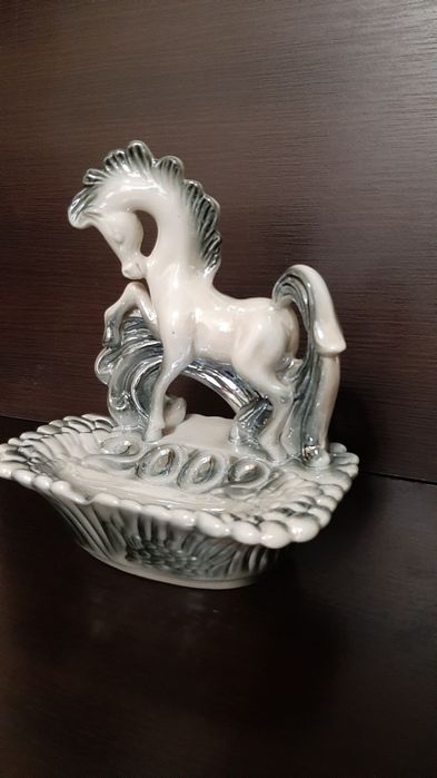 Продам статуэтку "Лошади"