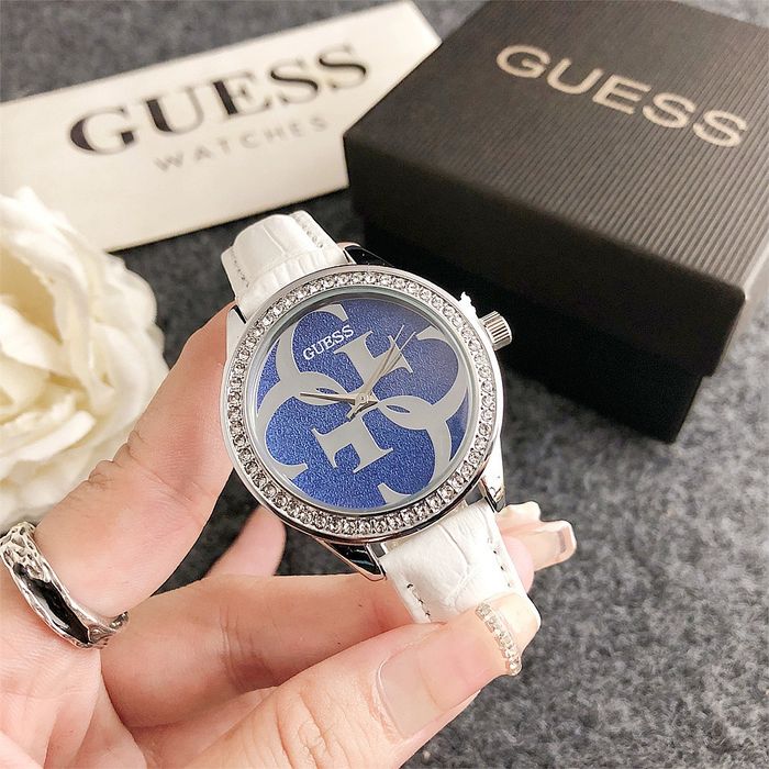Дамски ръчен часовник Guess с кожена верижка