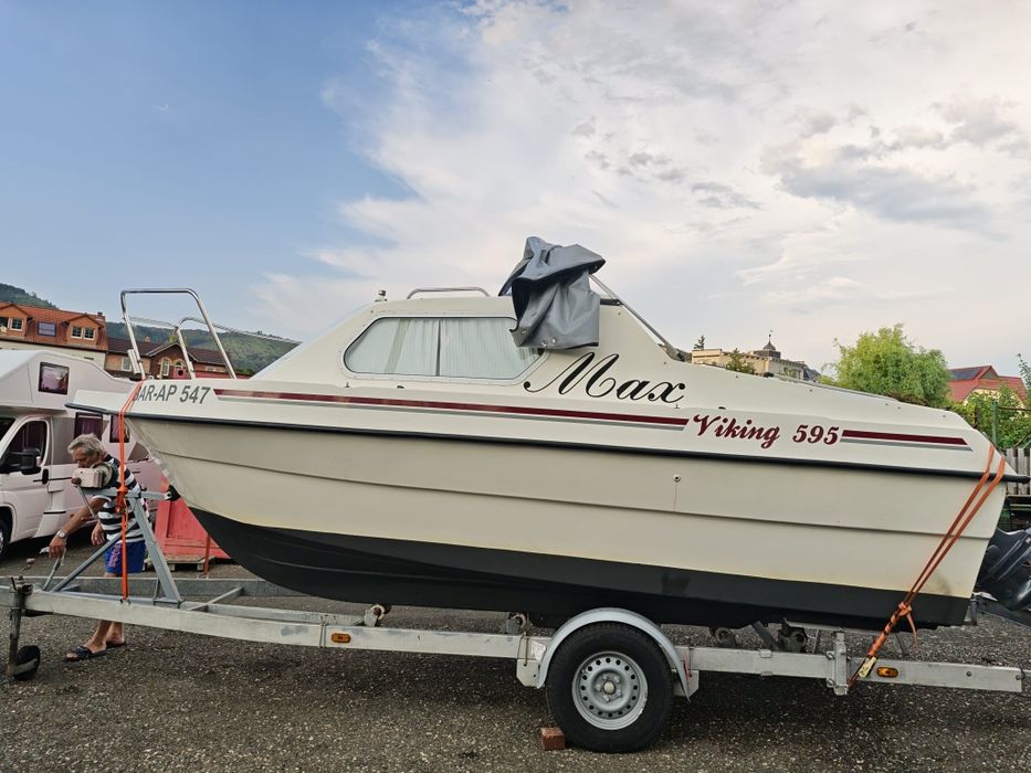 Каютна лодка Viking 595