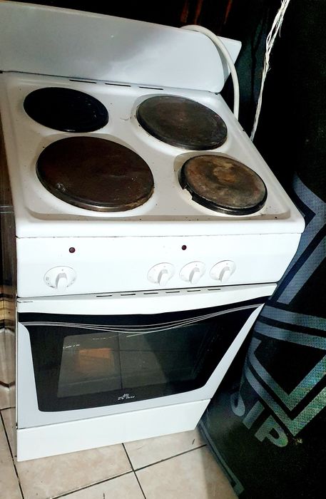Продам электроплиту с духовкой