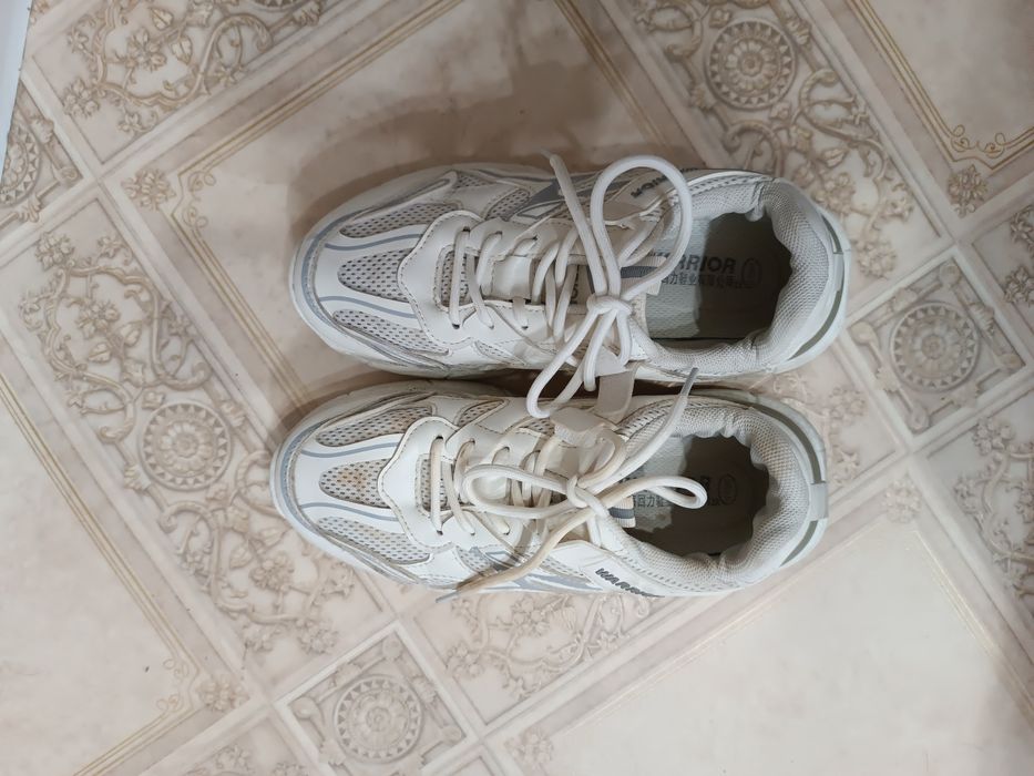 продаются кросовки 36р