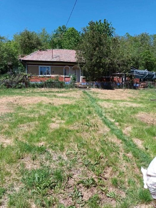 Vind casa compusa din 3 camere bucatarie 69 mp  sura si grajd pt animale  cotet pt porci ,teren 50 arii.