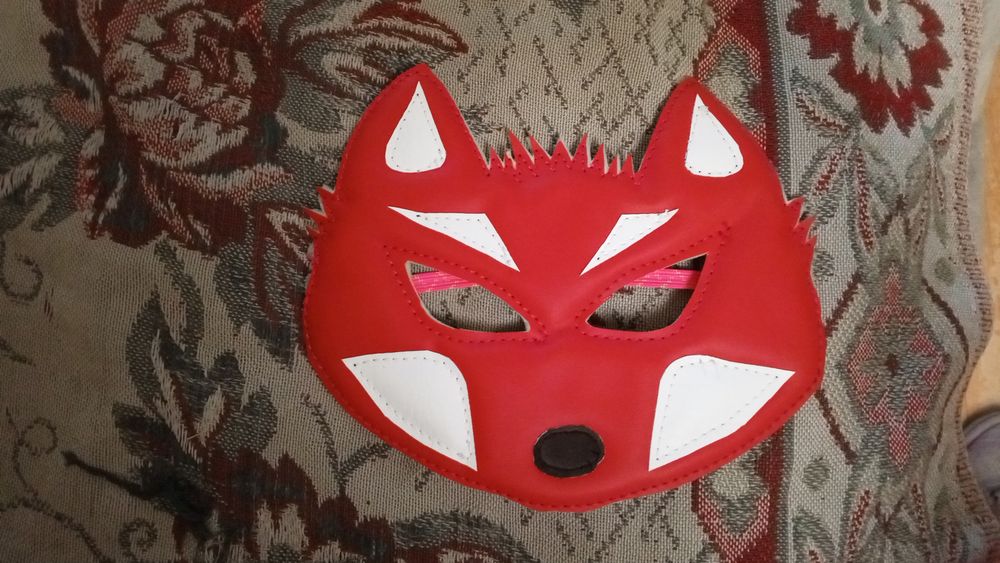 Маски для детей и взрослых. Кожзам, велюр.