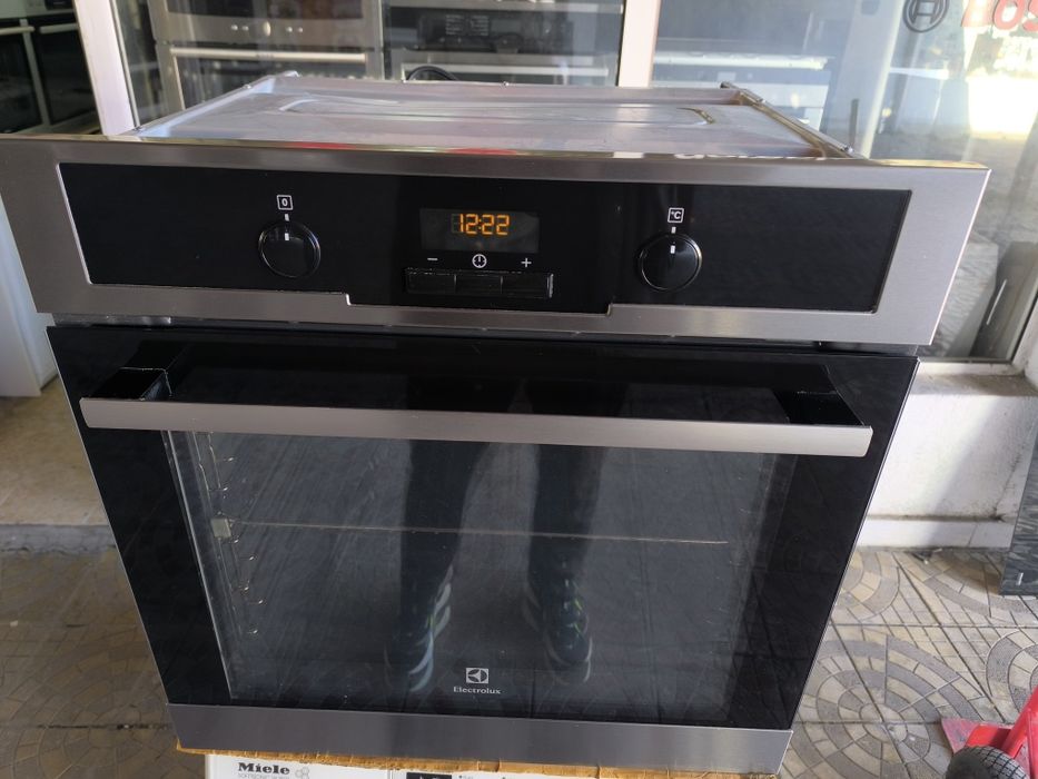 Фурна Electolux EOB5450AOX - 76 литра . Плавно затваряне на вратата.