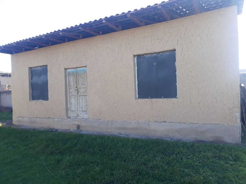 Yer maydoni sotiladi. Xonadon yoki boshqa turdagi binolar qurish uchun