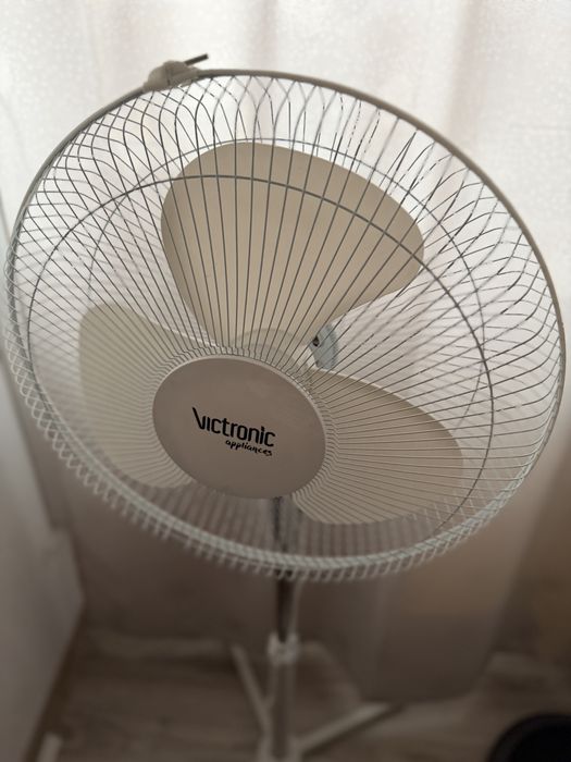 ventilator cu picior marca Victronic, model SF1631