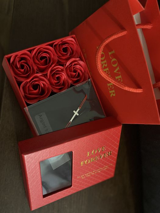 Cutie tandafiri si bratara de argint