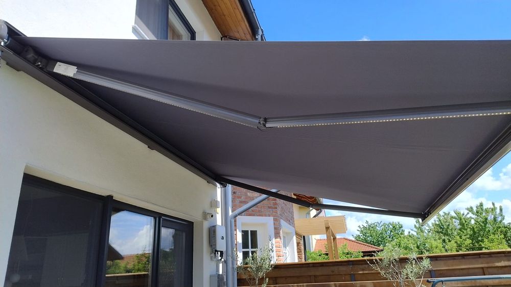 Vând pergola retractabila electric in caseta metalica 4*3 m, cu senzor de vânt și lumina