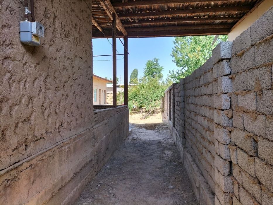 4 sotok yer uchastka.