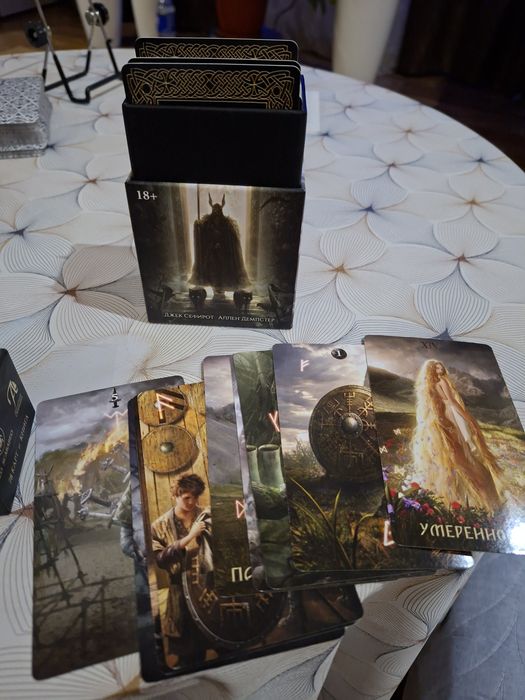 Продаю новую колоду,Руны Таро.