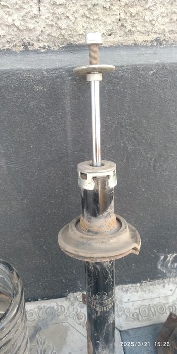 Амортизатор на Лексус